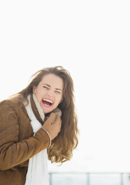 Porträt einer lachenden jungen Frau im Winter im Freien — Stockfoto