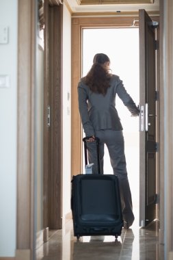 iş kadını çıkarken otel odası. arka görünüm