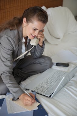 gülümseyen iş çalışan telefonlar hote yatakta sahip
