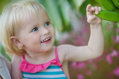 meraklı bebek keşfetmek muz palmiye