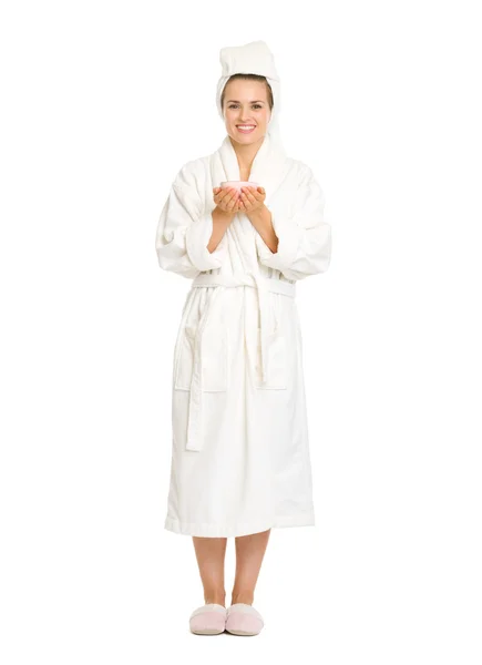 Volledige lengte portret van een jonge vrouw in badjas houden kopje c — Stockfoto