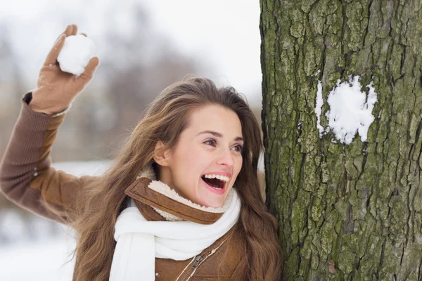 Glad ung kvinna spelar i snöboll kämpar — Stockfoto