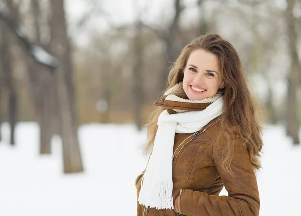 Ritratto di giovane donna sorridente nel parco invernale — Foto Stock
