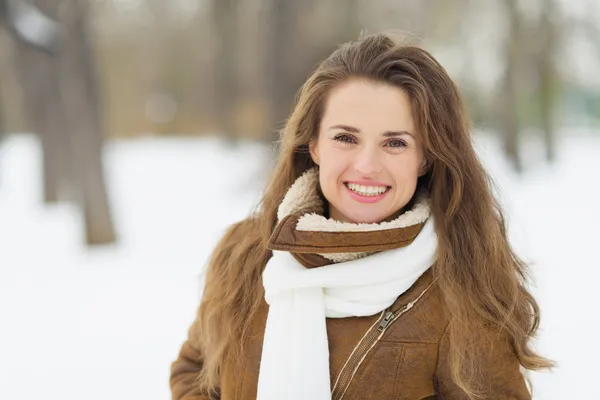 Porträt einer glücklichen jungen Frau im Winterpark — Stockfoto