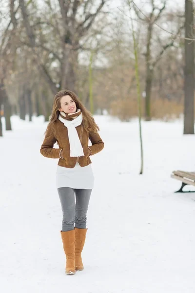 Giovane donna che cammina nel parco invernale — Foto Stock