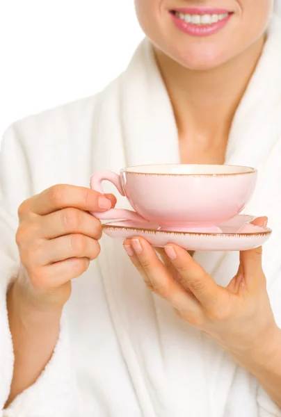 Primo piano sulla donna in accappatoio con tazza di caffè — Foto Stock