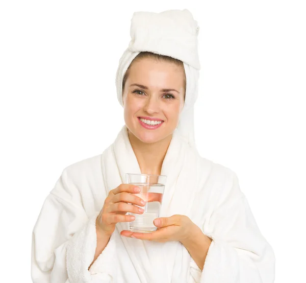 快乐的年轻女人穿浴袍拿杯水 — 图库照片