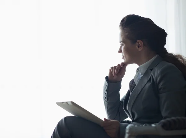 Silhouette of thoughtful business woman with tablet pc — Stock Photo, Image