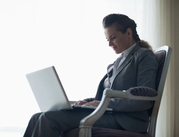 Silhouette einer Geschäftsfrau, die am Laptop arbeitet — Stockfoto