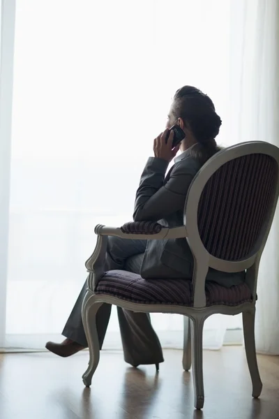 Cep telefonu konuşurken iş kadın silüeti. arka görünüm — Stok fotoğraf