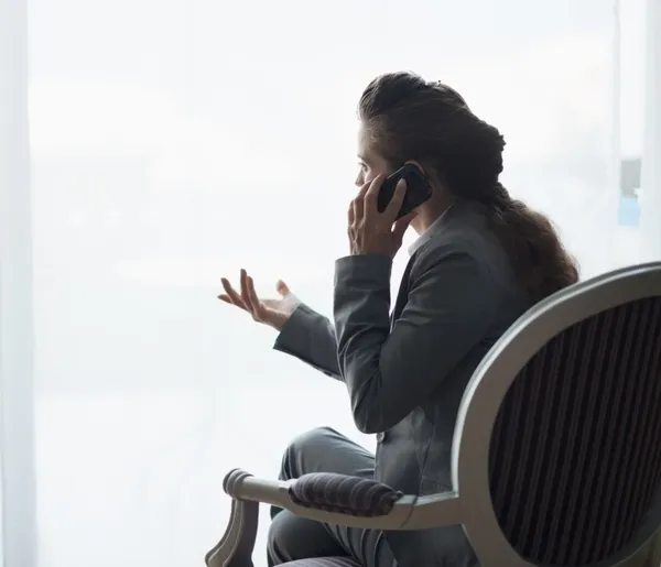 商务女人说手机的剪影。后视图 — 图库照片