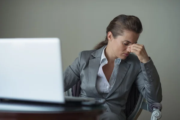 Wanita bisnis stres duduk di kamar hotel — Stok Foto