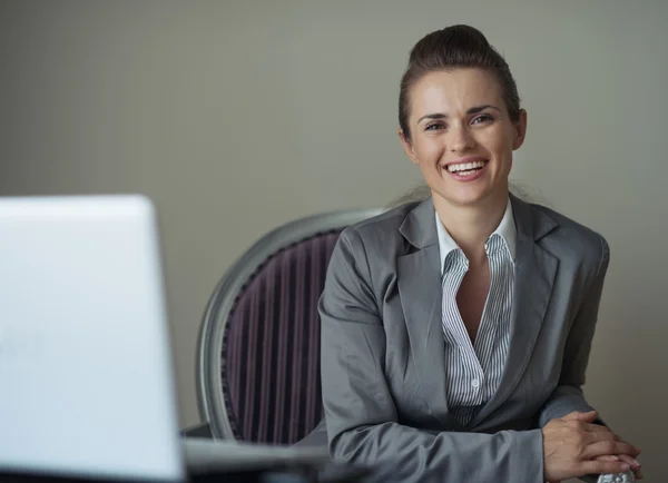 Portrait of smiling business woman in hotel room — Stock Photo, Image