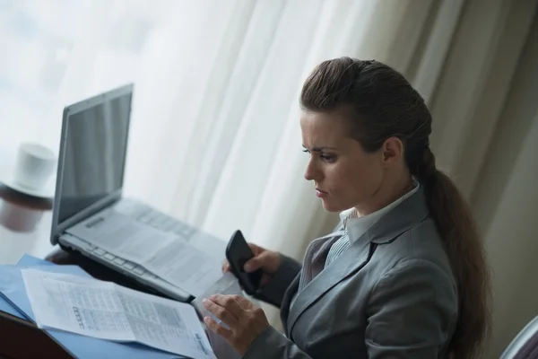 Geschäftsfrau arbeitet im Hotelzimmer — Stockfoto