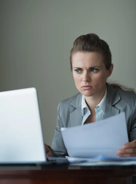 Zakelijke vrouw die met documenten werkt — Stockfoto