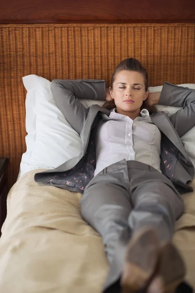 Cansada mulher de negócios dormindo no quarto de hotel — Fotografia de Stock