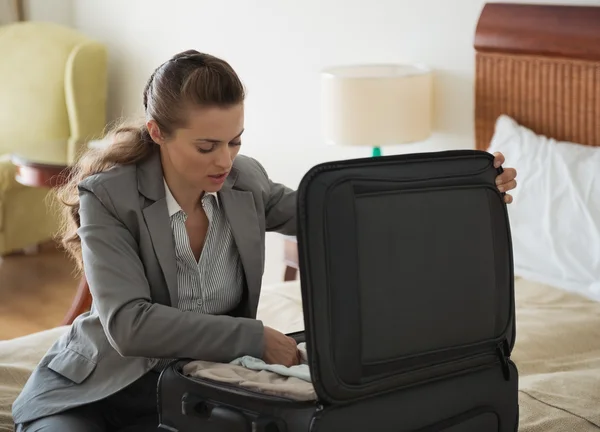 Business woman unpack luggage in hotel room — Stock Photo, Image