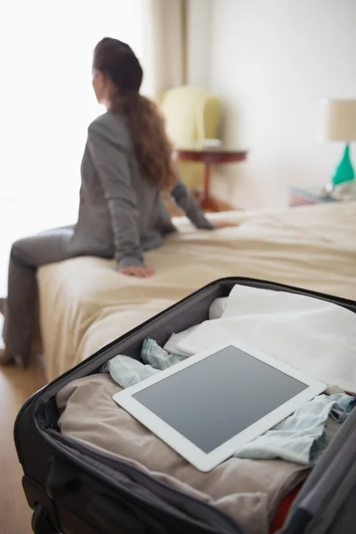 Primer plano en bolsa abierta con tableta PC y mujer de negocios sentado en — Foto de Stock