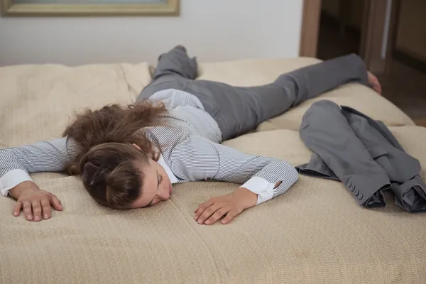 Femme d'affaires fatiguée tomber de l'épuisement dans la chambre d'hôtel — Photo