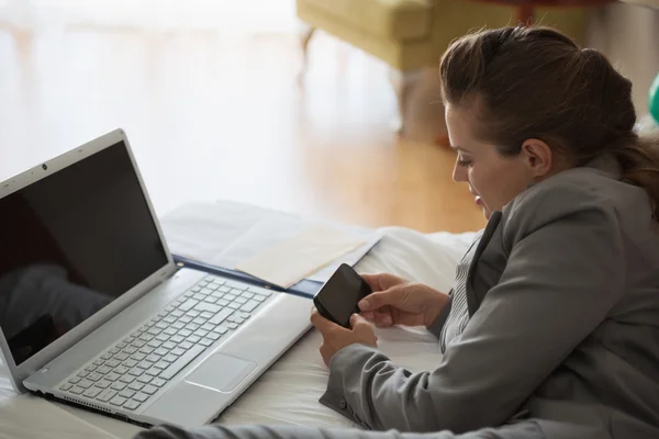 Femme d'affaires travaillant sur le lit dans la chambre d'hôtel — Photo