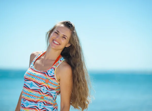 Portrait of smiling young woman on beach — Stock Photo, Image