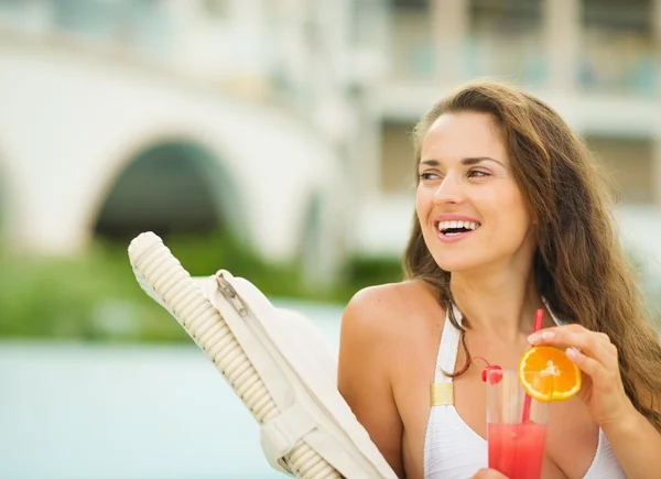 Gelukkig jonge vrouw met cocktail op zoek op kopie ruimte — Stockfoto