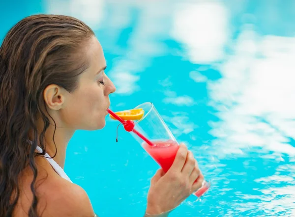 Jeune femme à la piscine boire un cocktail — Photo