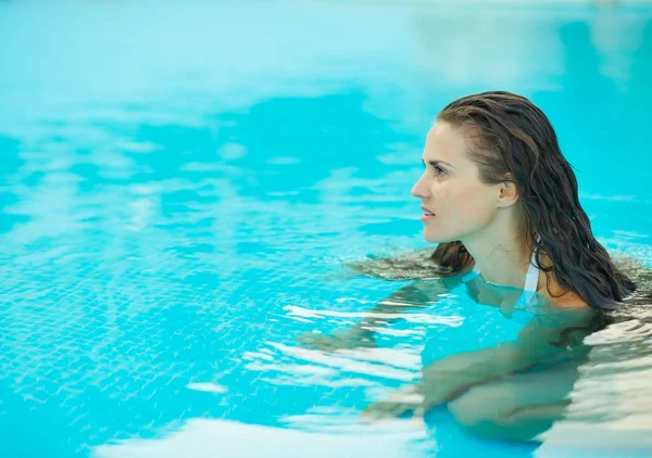 Ritratto di giovane donna in piscina in cerca di spazio su copia — Foto Stock