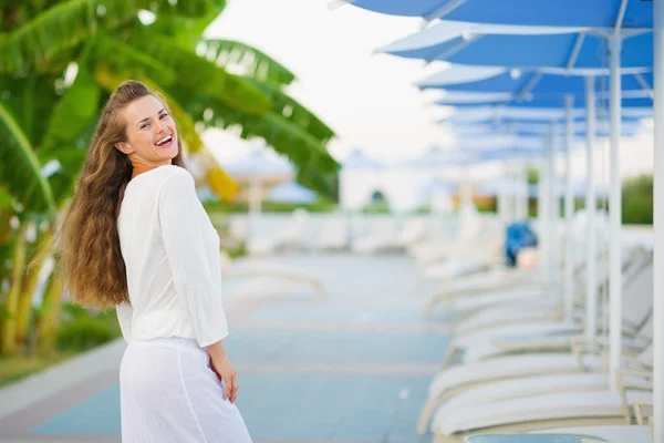 Portret van lachende jonge vrouw op vakantie — Stockfoto