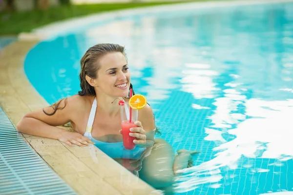 Mutlu genç kadın kokteyl kopya alanı üzerinde seyir ile havuz Stok Resim