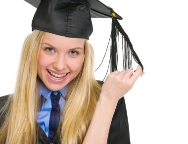 Mezuniyet elbisesi içinde mutlu bir genç kadın portresi