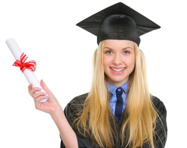 gülümseyen genç kadın elinde diploma mezuniyet elbise