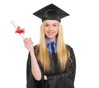Mezuniyet elbisesi gösteren diploma mutlu genç kadın