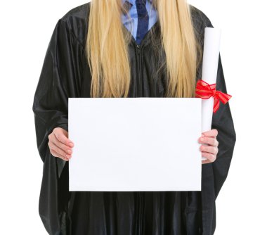 Mezuniyet elbise boş b gösteren diploma ile kadın portre