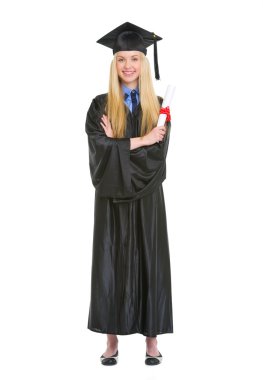 gülümseyen genç kadın elinde diploma mezuniyet elbise
