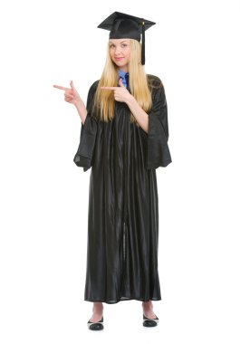 tam uzunlukta mezuniyet elbisesi işaret içinde genç bir kadın portresi