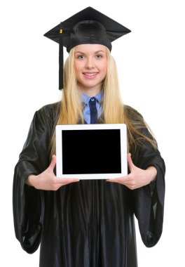 tablet pc gösterilen mezuniyet elbise genç gülümseyen