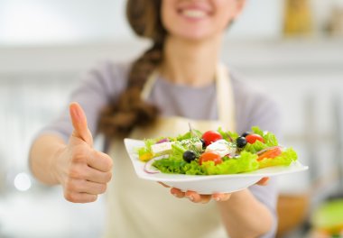 taze salata ve başparmak gösterilmesini kadın portre