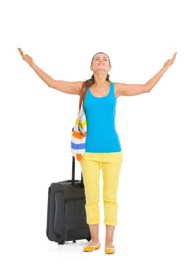 Tekerlekli çanta ile genç turist kadın portresi tam uzunlukta keyfini çıkarın