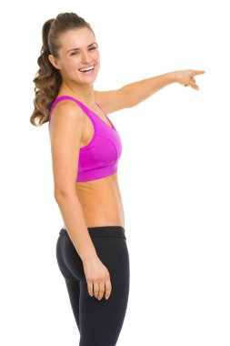 kopyalama alanı işaret fitness gülümseyen genç kadın