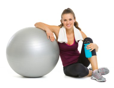 mutlu fitness Fitness topu sonra workou oturan genç kadın