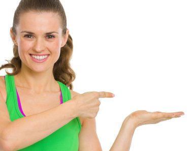 mutlu fitness genç kadın bir şey boş avuç içinde sunulması