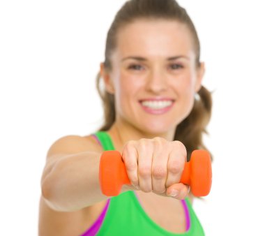 closeup mutlu fitness genç kadın yapma egzersiz ile dumbbe
