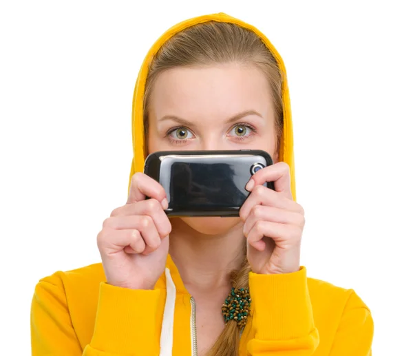 Adolescente menina segurando telefone celular na frente da cara — Fotografia de Stock