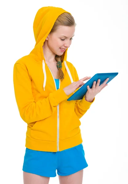 Menina adolescente feliz trabalhando no tablet pc — Fotografia de Stock