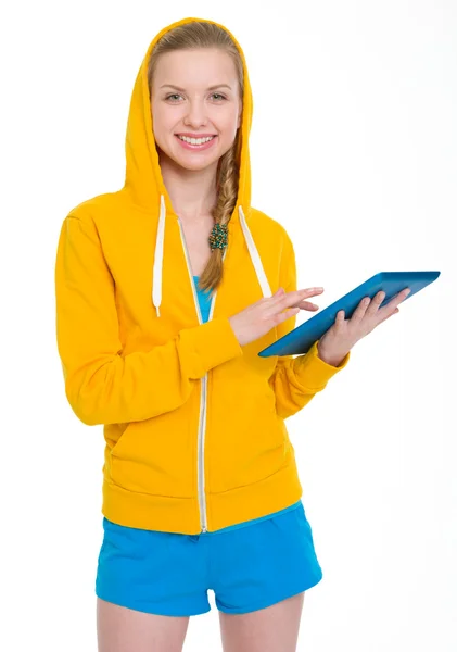 Sorrindo adolescente menina trabalhando no tablet pc — Fotografia de Stock