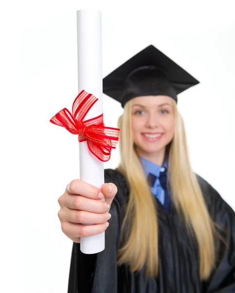 Fechar-se em diploma na mão de mulher jovem em vestido de graduação — Fotografia de Stock