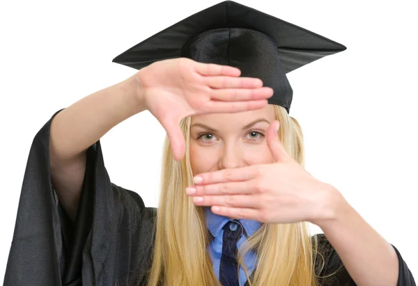 Mujer joven en vestido de graduación enmarcado con las manos — Foto de Stock