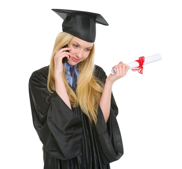 Ung kvinna i gradering klänning med diplom prata mobiltelefon — Stockfoto