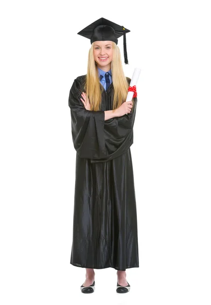 Lachende jonge vrouw in afstuderen jurk met diploma — Stockfoto